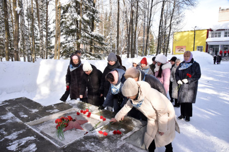 Жители Ибресинского округа торжественно возложили цветы к памятнику воинам, павшим в годы Великой Отечественной войны 1941–1945 годов в Сквере памяти и славы
