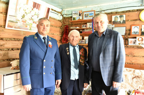 Глава Ибресинского муниципального округа Игорь Семёнов с прокурором Ибресинского района Василием Николаевым навестили ветерана Великой Отечественной войны в преддверии 80-летия Победы