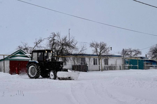 В Ибресинском округе ведется работа по очистке дорог от снега