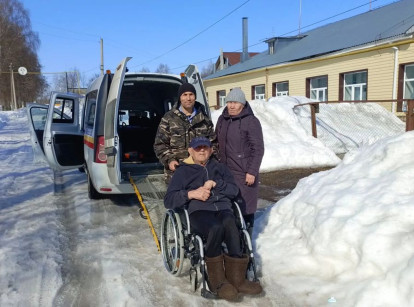 В рамках нацпроекта «Семья» пожилых людей доставляют в медучреждения