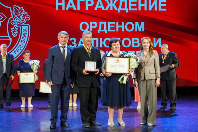 Олег Николаев вручил ордена и медали «Родительская слава» семьям Чувашии