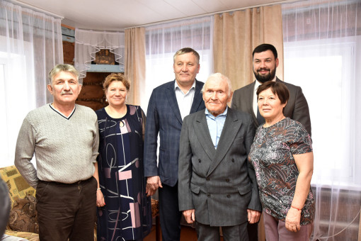 В предновогодние дни – особый визит: глава Ибресинского округа и депутаты навестили ветерана войны, Почетного гражданина округа Василия Иванова