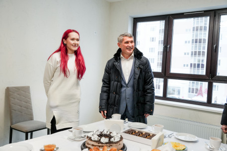 Олег Николаев вручил ключи от новых квартир детям-сиротам