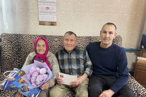 Жительницу Ибресинского округа поздравили с 95-летием и вручили Благодарность Президента России