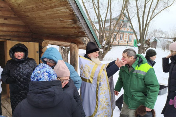 В купели деревни Айбечи проходят Крещенские купания