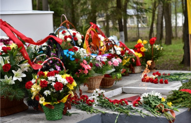 Церемония возложения венков и живых цветов