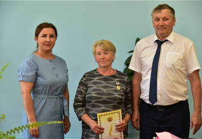 Поздравление работников ЦСОН и социальной защиты населения с Днем социального работника