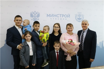 Первые жилищные сертификаты семьям с семью и более детьми вручил Павел Данилов