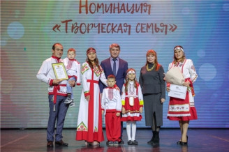 Олег Николаев вручил награды победителям республиканского конкурса «Семья года-2021»